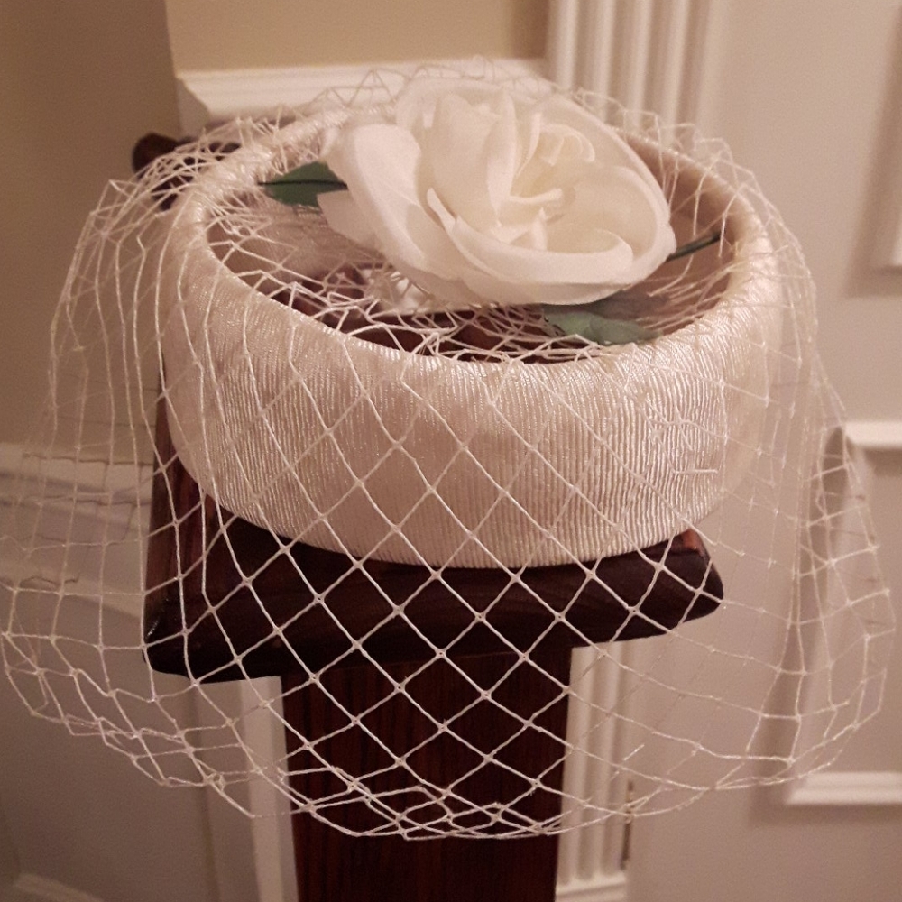 🛍️NWOT Headpiece with veil and rose - Picture 1 of 5